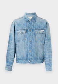 Světlý modrý denimový kabát s jemným leopardím potiskem, zapínáním na knoflíky, dvěma náprsními kapsami s klopami a logem Calvin Klein na levé kapse.