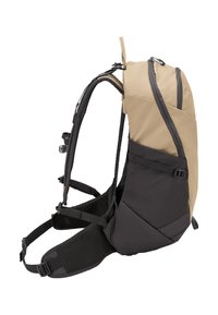Sac à dos marron clair et noir vu de côté gauche, avec bretelles rembourrées pour les épaules et la taille, fermeture éclair latérale et boucles ajustables.