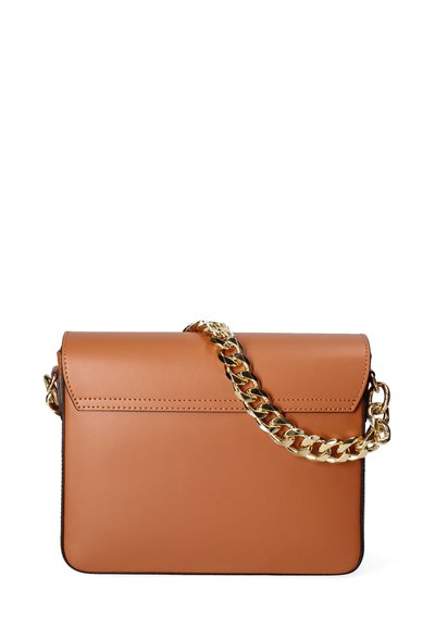 Sac à main en cuir tan avec une fermeture à rabat et une bandoulière en chaîne dorée. Présente une texture lisse et des bords noirs contrastants.