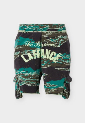 Camouflage cargoshorts met teal, zwart en bruine patronen, voorzien van grote tekst "LA FRANCE" en zakken aan de zijkanten.