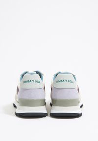 Zapatillas deportivas en varios materiales con una paleta de colores pastel, destacando gamuza gris, acentos en azul claro y una suela texturizada.