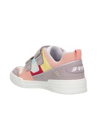 Niedrigschuh-Sneaker mit pastellfarbenen Elementen in Pink, Gelb, Rot und Grau, ausgestattet mit zwei grauen Klettverschlüssen und einer weißen Sohle.