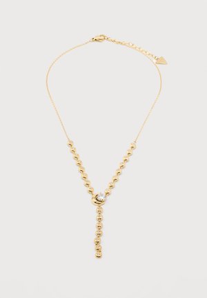 Collier en chaîne dorée avec de petites perles rondes, un pendentif en forme de croissant de lune, et un pendentif central avec une pierre précieuse claire.