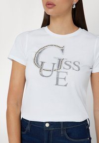 Guess STUDDED - T-shirt con stampa - weiß