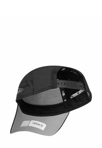 Schwarze und graue Kappe mit flachem Schirm, Mesh-Futter, verstellbarem Plastik-Snapbackverschluss und bedrucktem Logo innen. Strukturierte Passform und leichtes Material.