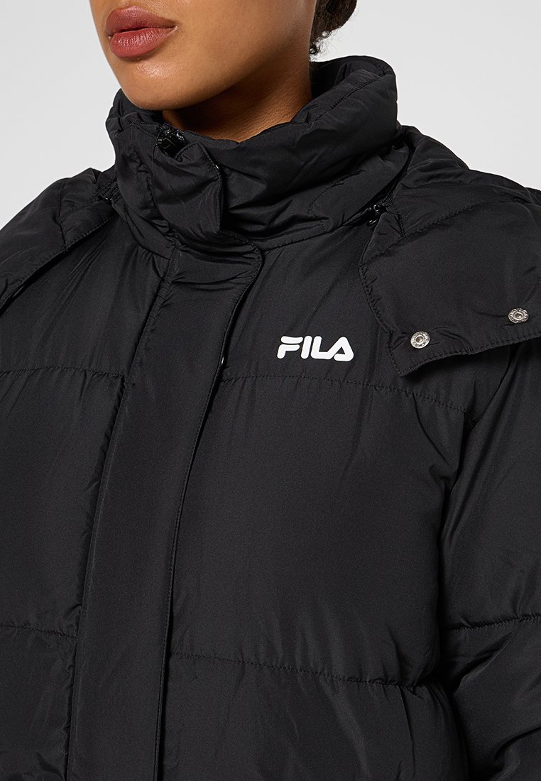 Zwarte geïsoleerde pufferjack met hoge kraag, ritssluiting, drukknoopjes en wit logo op de borst. Glad oppervlak en gequilt ontwerp.