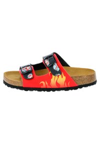 Sandales rouges avec deux sangles noires réglables, ornées de graphismes de feu et de motifs de camions de pompiers. Semelle en liège et semelle en caoutchouc texturé.