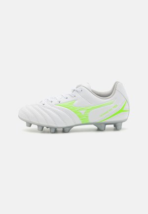 Witte voetbalschoenen met een bovenwerk van gestructureerd leer, felgroene accenten, een grijze voering en meerdere noppen op de buitenzool voor grip.