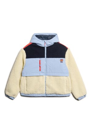 Giacca foderata in pile con cappuccio; i colori includono azzurro chiaro, crema e blu navy scuro. Caratteristiche: chiusura con zip, tasche e design a blocchi di colore.