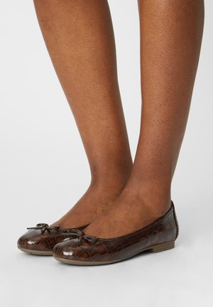 Ballerines marron avec une texture crocodile, un bout rond et un détail en nœud à l'avant. Semelle plate pour le confort.
