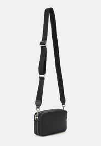 Borsa a tracolla nera di forma rettangolare, realizzata in materiale liscio, con dettagli in metallo argentato e tracolla regolabile.