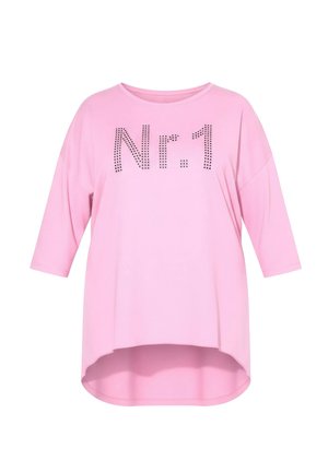 Růžová volně padnoucí košile s 3/4 rukávy, zaobleným lemem a nápisem "Nr. 1" zdobeným kovovými cvočky na přední straně.