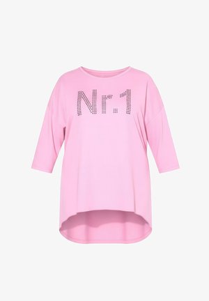Luźna różowa koszula z 3/4 rękawami, zaokrąglonym dołem oraz napisem "Nr 1" ozdobionym ćwiekami na przodzie.