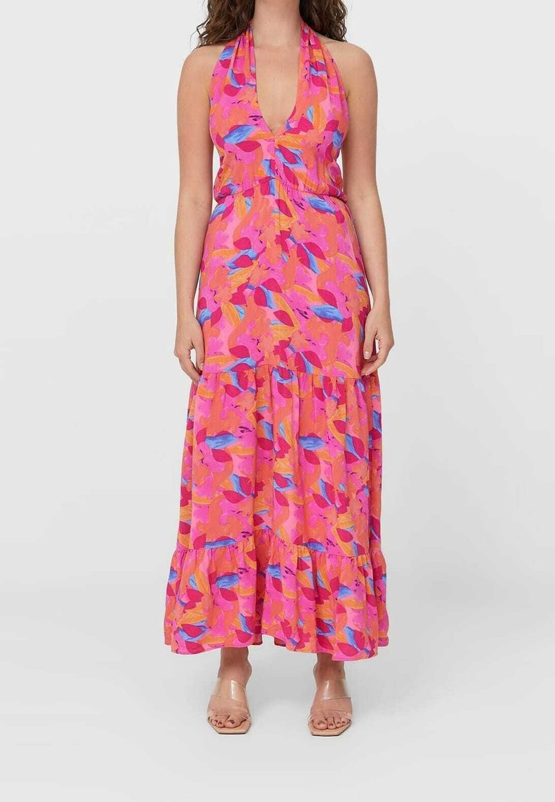 Robe maxi rose avec un motif floral vibrant agrémenté d'accents bleus et orange. Conception à col halter avec un ourlet volants. Talons transparents.