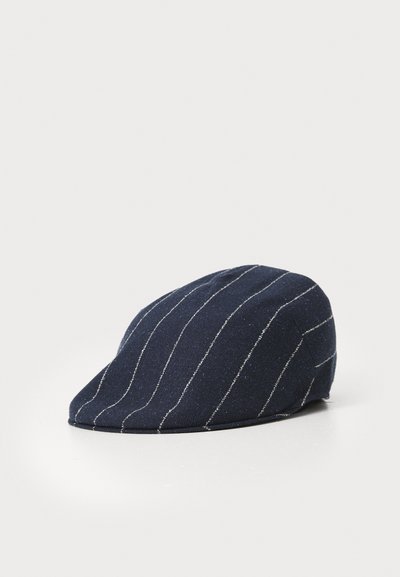 Mørkeblå cap med hvide striber. Lavet af struktureret stof, med en rund krone og en let buet skygge. Klassisk design.