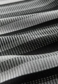 Material tricotat gri și negru cu dungi orizontale alternative și modele texturate.