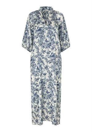 Losse jurk tot op de enkel met 3/4 mouwen, V-hals en blauw bloem- en vogelpatroon op witte stof.