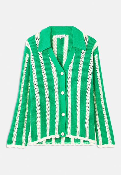 Cardigã listrado em verde e branco com gola, botão na frente e bainha em formato de ondas. Feito de material de malha texturizado.