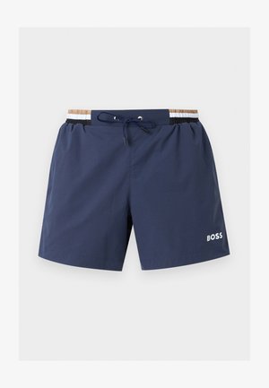 Sötétkék férfi fürdőnadrág elasztikus, többszínű derékrésszel, elől húzózsinórral és „BOSS” logóval a bal lábon.