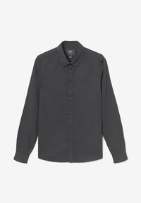 Camisa de botón de manga larga en gris oscuro con cuello puntiagudo, que presenta botones en el frente y sutiles acentos rojos. Textura de tela suave.