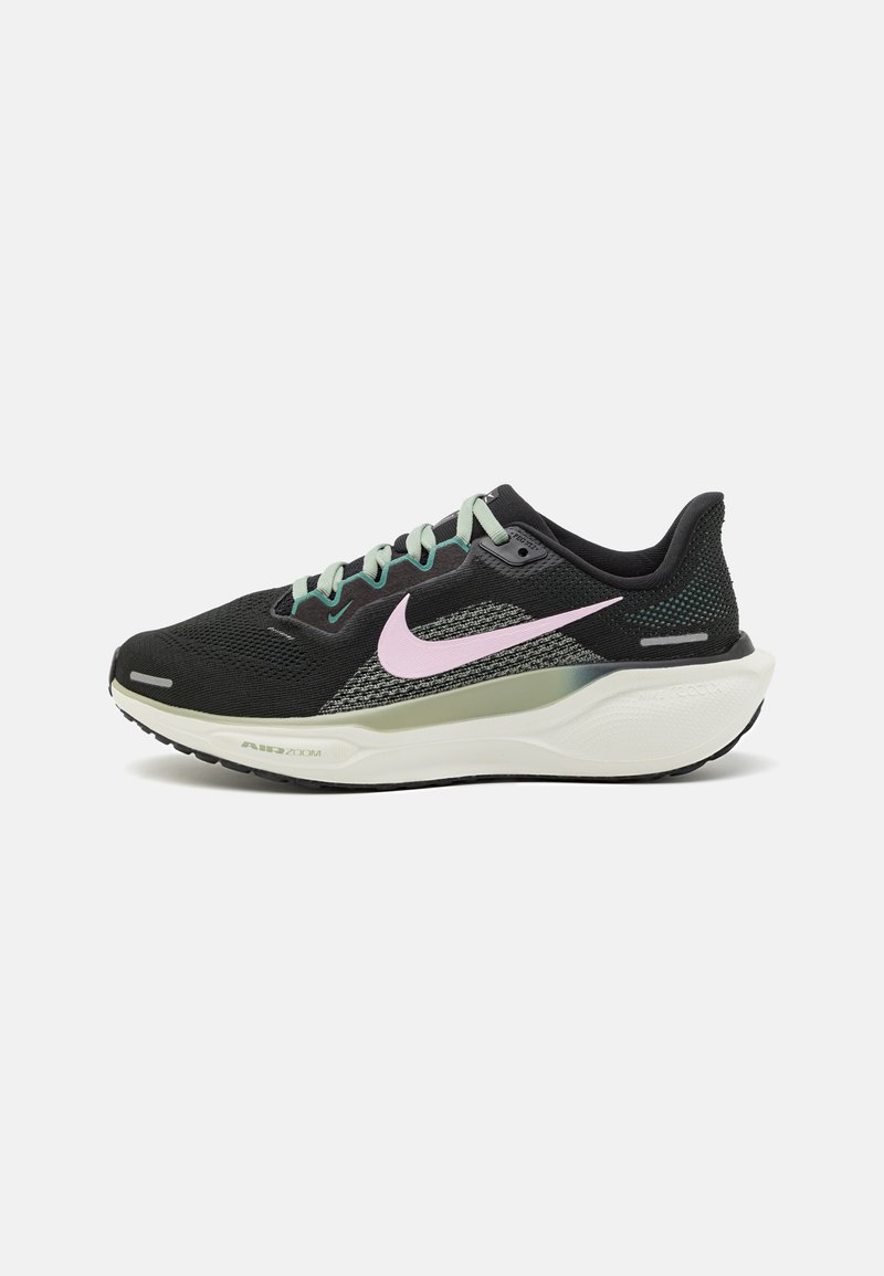 Scarpa atletica nera con tomaia in rete, lacci verde menta, logo Swoosh rosa e suola bianca imbottita. Presenta un pannello posteriore testurizzato.