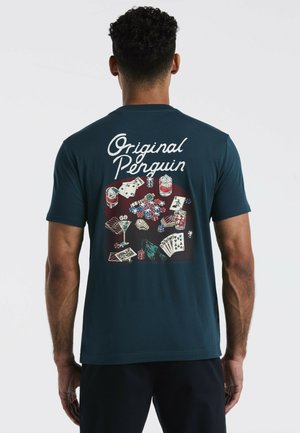 Marineblaues T-Shirt mit kurzen Ärmeln, das auf der Rückseite einen farbenfrohen Grafikdruck von Karten, Würfeln und Getränken zeigt und mit "Original Penguin" beschriftet ist.