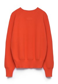 Oranje gebreide sweatshirt met een gestructureerde afwerking, geribbelde boorden en zoom. Bevat een klein, glad accentdetail aan de achterkant van de halsline.