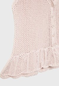 Cardigan en tricot rose clair avec un motif de tissage lâche et ouvert, doté d'une patte de boutonnage et d'un détail de bas froncé.