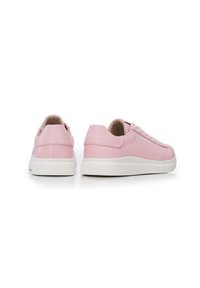 Un paio di sneakers basse rosa con suole bianche, in pelle testurizzata e con lacci bianchi, mostrati da angolazioni posteriore e laterale su sfondo bianco.