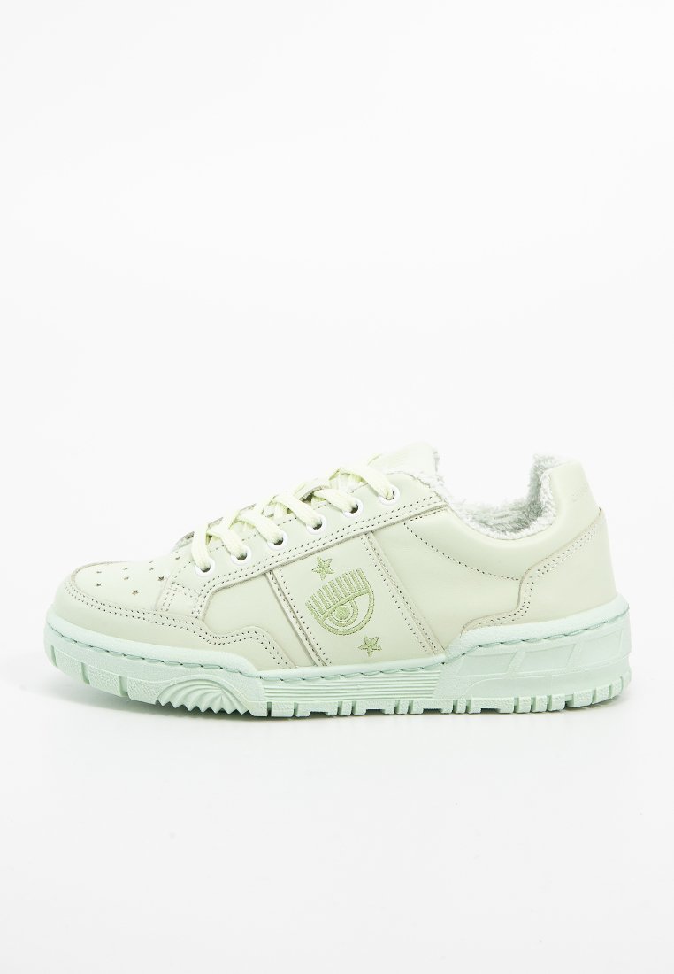 Niskie kremowe sneakersy z teksturowaną podeszwą, sznurówkami, haftem w kształcie gwiazdy i oka po bokach oraz puszystym wykończeniem widocznym na kołnierzu.