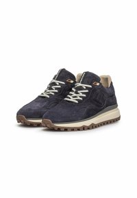 Navy mokka-sneakers med beige gummisulor, texturerade snörningar och en sydd logodetalj. Snörning för stängning och vadderad krage för komfort.