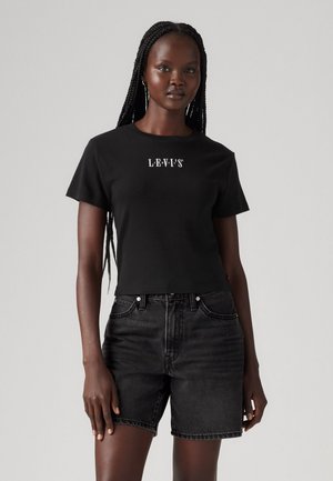 T-shirt noir à manches courtes avec le logo Levi's, associé à un short en jean noir taille haute. Tissu lisse et coupe décontractée.