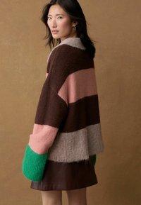Next REGULAR FIT - Svetrík - neutral
