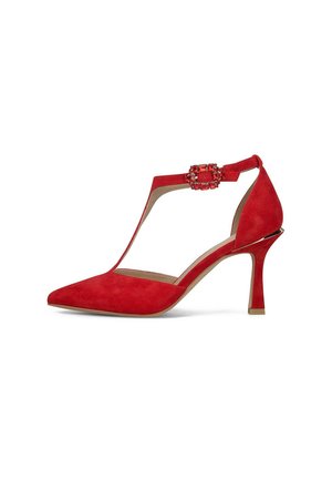 Zapato de tacón alto en ante rojo con punta puntiaguda, tira en T y hebilla con joyas incrustadas en la correa del tobillo.