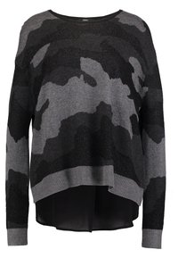 Tmavě šedý svetr s maskáčovým vzorem a měkkou, texturovanou pleteninou; má dlouhý, volný střih a žebrovaný lem. Vrstvený, s průsvitným zadním dílem.