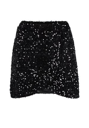Zwarte glinsterende mini-rok met een wikkeldesign, voorzien van een aansluitende tailleband en glanzende, reflecterende oppervlakken overal.