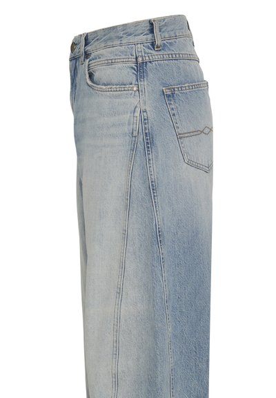 Gaiši zili džinsa džinsi ar taisnas kājas griezumu, piecu kabatu stilu un smalku šuvju detaļu aizmugurējā kabatā.