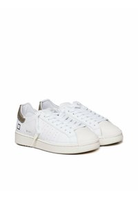 Sneaker bianchi in pelle con dettagli perforati, lacci testurizzati e un accento argentato sul tallone. Punta arrotondata e suola in gomma.