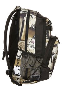 La mochila negra y estampada presenta múltiples compartimentos con cierre, un bolsillo lateral de malla y una tela duradera con gráficos abstractos en tonos neutros.