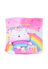 Borsa di stoffa colorata con un gatto dei cartoni animati che tiene un cupcake, un arcobaleno e il testo "Festa di Sprinkles!" su uno sfondo pastello.