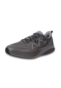 Grauer Sport-Schuh aus atmungsaktivem Mesh mit strukturiertem Obermaterial, ausgestattet mit einer Gummisohle und Schnürverschluss. Auffälliges Logo in kontrastierender Farbe.