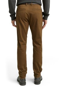 Pantalon en coton marron à coupe droite, avec deux poches arrière et des détails cousus. Confectionné dans un matériau doux, adapté à un usage décontracté.