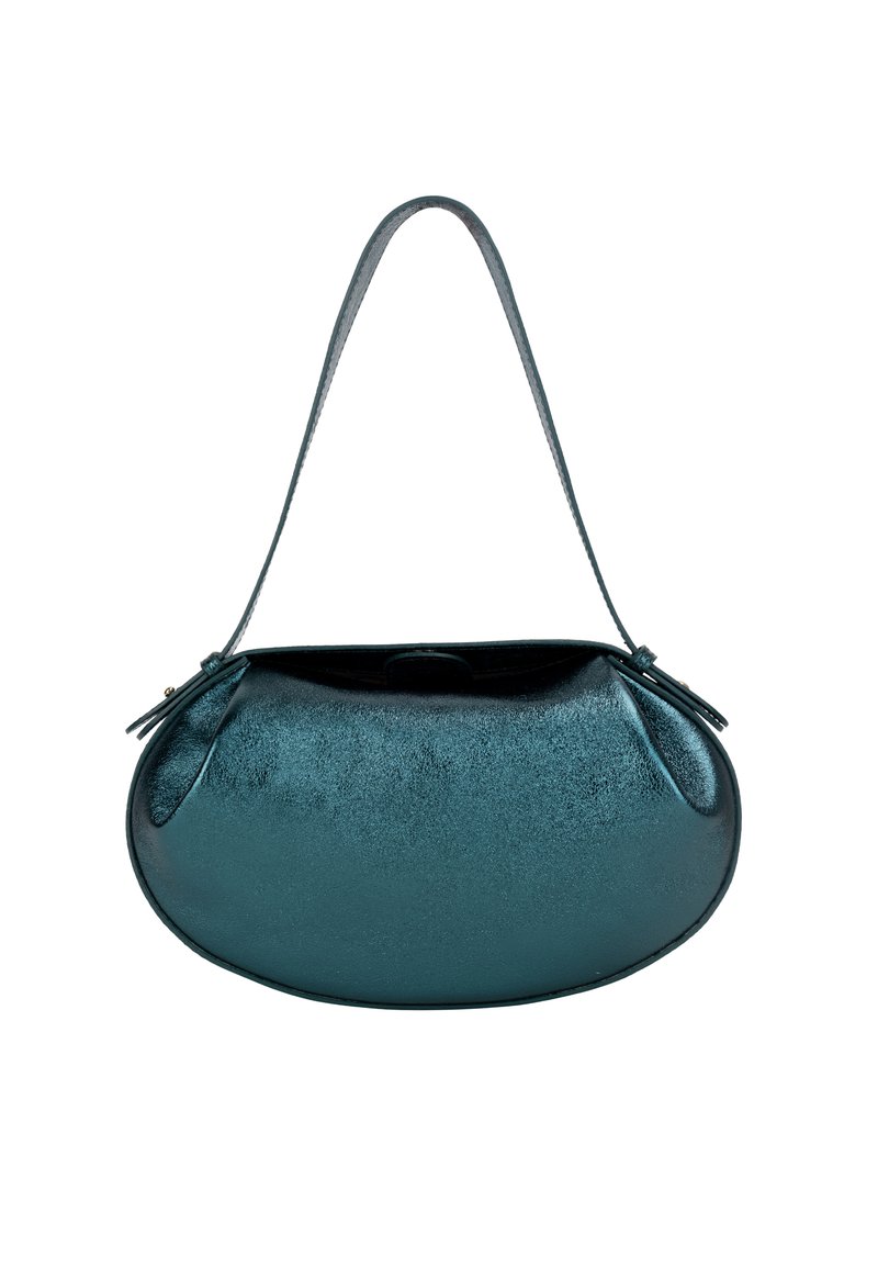 Borsa a mano metallizzata turchese con texture liscia, forma arrotondata e una sola tracolla. Presenta una chiusura superiore e accenti sottili sui lati.