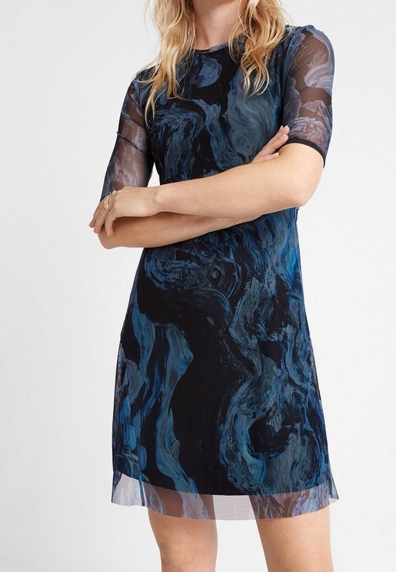 Kurzärmliges Kleid in Blau und Schwarz mit einem fließenden, marmorierten Muster. Hergestellt aus transparenter, weicher Stoffqualität und mit einem leicht ausgestellten Saum.