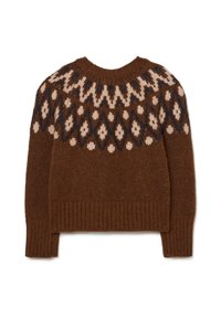 Suéter marrón de punto con cuello redondo, que presenta un patrón fair isle en crema y azul oscuro, puños de canalé y una textura suave.