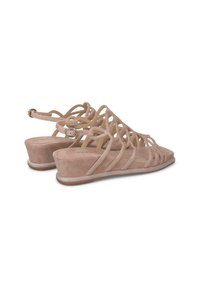 Lichtroze wedge-sandalen met een open ontwerp, voorzien van een kruispatroon en sprankelende accenten. Gemaakt van zacht suède-achtig materiaal.