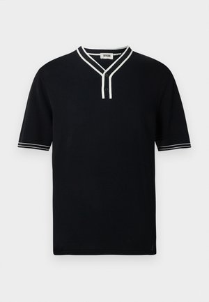 Tricou polo negru cu mâneci scurte și decolteu în V, cu margini albe contrastante la guler și la mâneci, având două nasturi la nivelul gâtului.