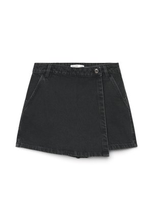 Jupe portefeuille en denim noir avec fermeture à boutons sur le devant, passants pour ceinture et poches latérales inclinées, présentée à plat sur un fond blanc.