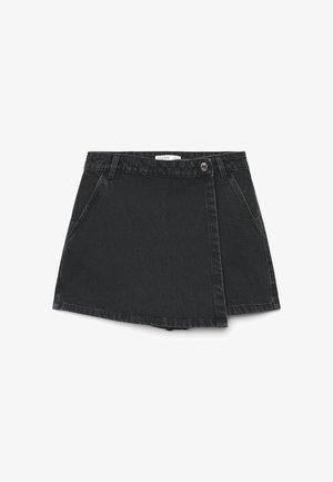 Jupe portefeuille en denim noir avec fermeture à boutons sur le devant, passants pour ceinture et poches latérales inclinées, présentée à plat sur un fond blanc.