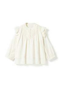 Blouse blanche à manches longues avec détails à volants aux épaules, plis verticaux sur la poitrine et petits boutons sur le devant.
